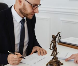 Windykacja polubowna vs sądowa – która jest skuteczniejsza?